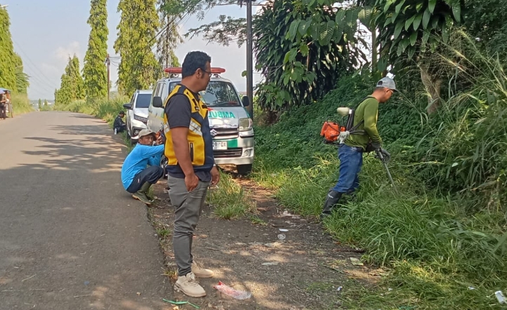 UPTD PU Cibadak Bersihkan Sampah di Sekitar Pusbangdai